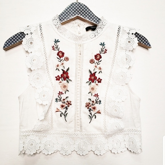 Forever 21 Tops - Forever 21 Linen Blend embroidered crop top